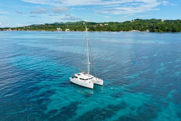 Luna Luxury VIP for a Day – Private Full-Day Yacht Experience in Roatán