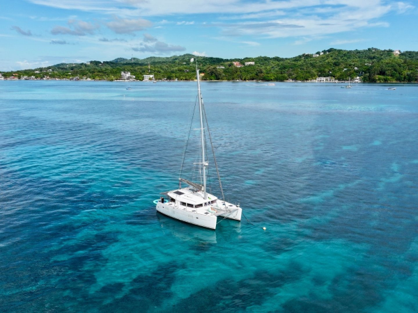 Luna Luxury VIP for a Day – Private Full-Day Yacht Experience in Roatán